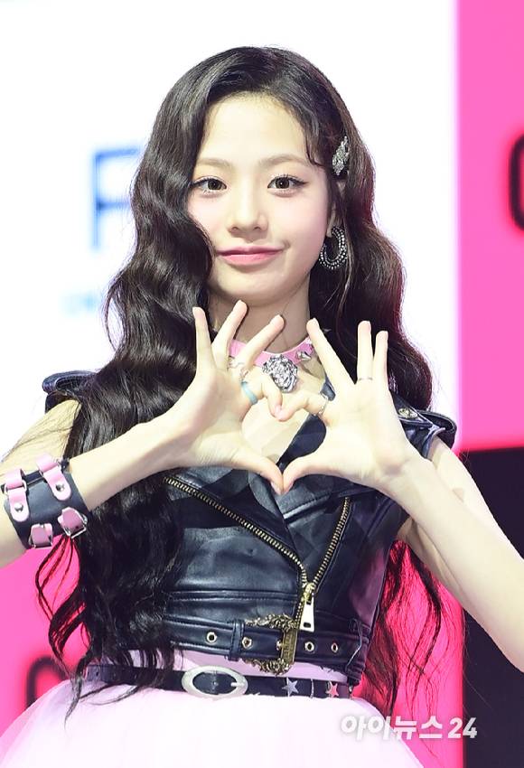 '그야말로 갓기' 그룹 유니스(UNIS) 임서원이 6일 오후 서울 광진구 예스24 라이브홀에서 열린 첫 싱글앨범 '큐리어스'(CURIOUS) 쇼케이스에 참석해 포토타임을 갖고 있다. [사진=정소희 기자]