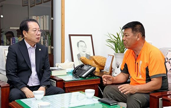 송인헌 괴산군수(왼쪽)가 이용규씨를 격려하고 있다. [사진=괴산군]