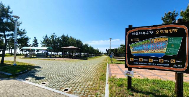 ▲ 해변 야영 천국 동해안 최북단 강원 고성군의 해변·온천·농산촌 등 4곳에 100면 이상의 캠핑장이 추가 조성돼 급증하는 캠핑카 관광수요에 대비하는 등 캠핑레저도시로의 인프라 완성이 추진된다. 백도오토캠핑장. 전인수