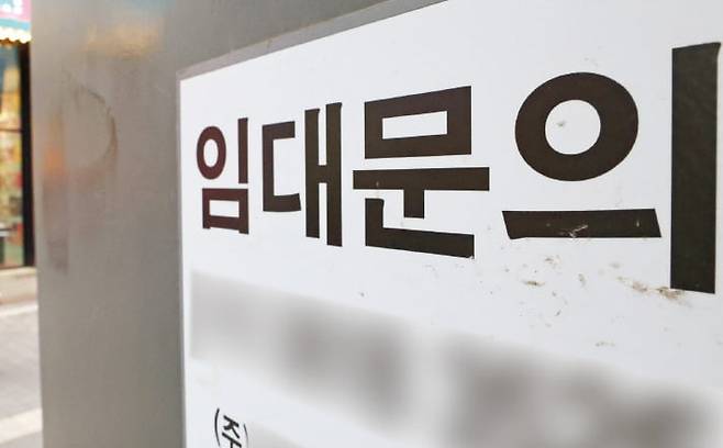 < “가게 내놨습니다” > 고금리·고물가 여파를 견디지 못해 빚을 갚지 못하고 가게 문을 닫는 자영업자가 늘고 있다. 7일 관광객들이 ‘임대 문의’ 안내문이 붙은 서울 명동의 한 상가 옆을 지나가고 있다.  /임대철 기자