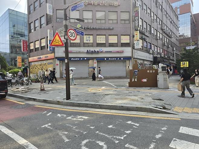 서울지하철 2호선 성수역 3번출구 앞에 위치했던 거리가게 등이 이전해 횡단보도 대기 공간이 확보된 모습. 서울 성동구 제공