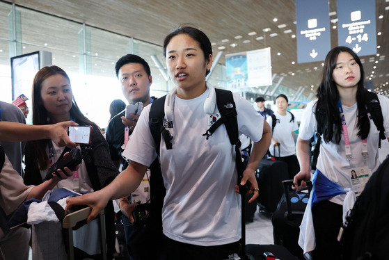 An Se-young talks to reporters at Charles de Gaulle airport in Paris on Tuesday.  [YONHAP]