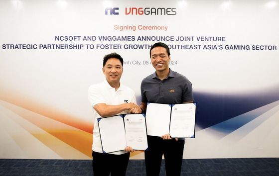 NCsoft founder and CEO Kim Taek-jin, left, and VNG Chairman and CEO Le Hong Minh attended a signing ceremony for the establishment of NCV Games in Ho Chi Minh City on Tuesday. [NCSOFT]