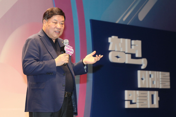 Seo Jung-jin, Celltrion's founder and chairman, speaks during the Future Leaders' Camp hosted by the Federation of Korean Industries in Gangneung, Gangwon, in January [FKI]