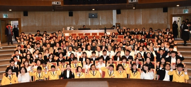 지난 2월 경기아트센터 소극장에서 열린 ‘경기 AI 음악 창작단의 성과공유회’에서 AI로 작곡한 곡을 연주한 뒤 기념촬영을 하고 있다. 경기문화재단 제공