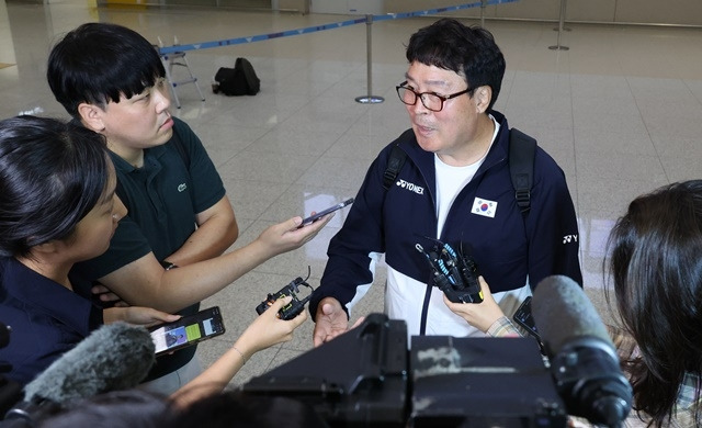 김택규 대한배드민턴협회장이 취재진의 질문에 응답하고 있다. 사진=연합뉴스