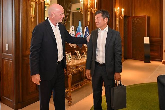 정몽규 대한축구협회(KFA) 회장과 잔니 인판티노 국제축구연맹(FIFA) 회장이 만나 대화를 나누고 있다. /사진=잔니 인판티노 FIFA 회장 인스타그램