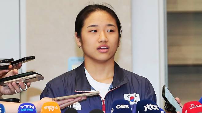 대한민국 배드민턴 국가대표팀 안세영이 7일 '2024 파리 올림픽' 일정을 마무리한 뒤 인천국제공항으로 귀국해 취재진과 인터뷰하는 모습. /2024.08.07. /사진=머니투데이DB