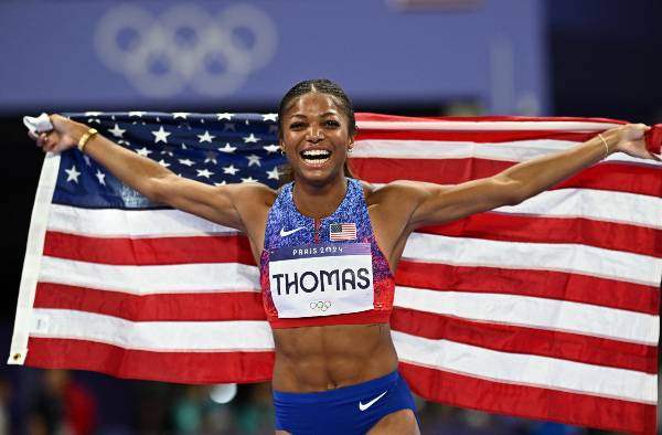 가브리엘 토머스(미국)가 하버드 출신 첫 올림픽 육상 금메달리스트가 됐다. 토머스가 2024 파리올림픽 여자 육상 200m 결선에서 1위로 골인한 후 성조기를 들고 환호하고 있는 모습. /사진=로이터