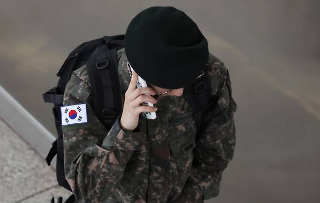 다음달부터 훈련병도 휴대전화 사용이 가능하다. 사진은 휴가를 나온 군인이 통화하는 모습. /사진=뉴스1