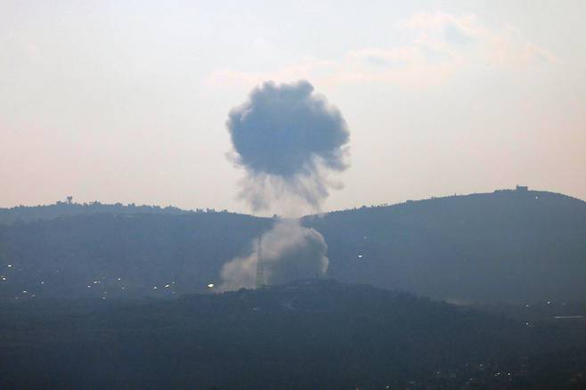 6일(현지시간) 이스라엘-레바논 접경에서 피어오르는 포연 [EPA]