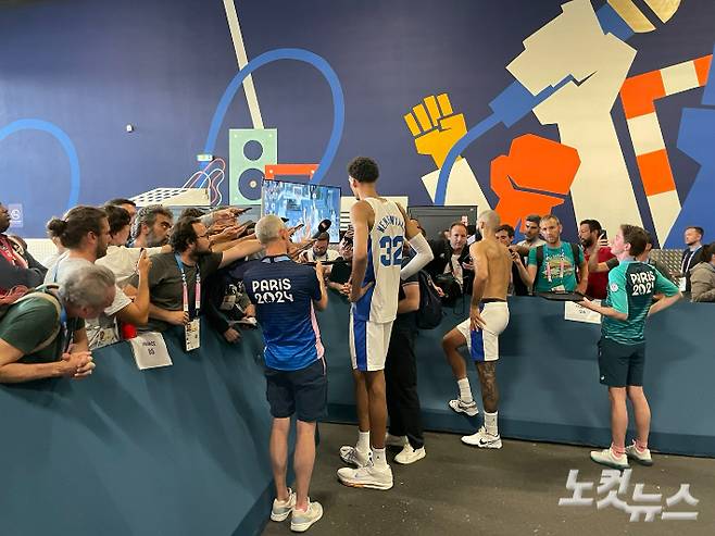 빅터 웸반야마를 향한 취재진의 관심이 뜨겁다. 그리고 웸반야마는 정말 키가 크다. 노컷뉴스