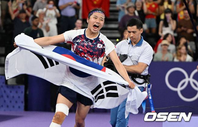 [OSEN=파리(프랑스), 최규한 기자] 5일(한국시간) '셔틀콕 여제' 안세영(22, 삼성생명)이 꿈에 그리던 올림픽 금메달을 목에 걸었다.세계 랭킹 1위 안세영은&nbsp;5일 오후(이하 한국시간) 프랑스 파리 포르트 드 라샤펠 경기장에서 열린 2024 파리올림픽 배드민턴 여자 단식 결승전에서 랭킹 9위 허빙자오(중국)를 2-0으로 꺾고 금메달을 획득 했다. &nbsp;금메달을 거머쥔 안세영이 태극기를 펼치며 환호하고 있다. 2024.08.05 / dreamer@osen.co.kr