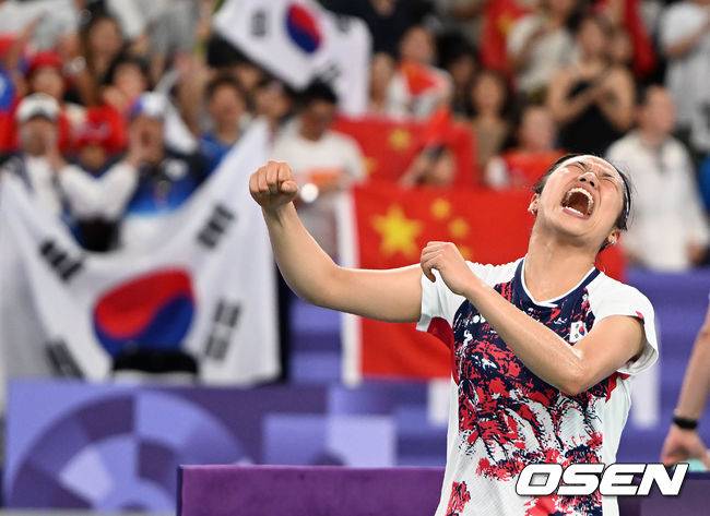 [OSEN=파리(프랑스), 최규한 기자] 5일(한국시간) '셔틀콕 여제' 안세영(22, 삼성생명)이 꿈에 그리던 올림픽 금메달을 목에 걸었다.세계 랭킹 1위 안세영은&nbsp;5일 오후(이하 한국시간) 프랑스 파리 포르트 드 라샤펠 경기장에서 열린 2024 파리올림픽 배드민턴 여자 단식 결승전에서 랭킹 9위 허빙자오(중국)를 2-0으로 꺾고 금메달을 획득 했다. &nbsp;한국 안세영이 금메달을 확정지은 뒤 포효하고 있다. 2024.08.05 / dreamer@osen.co.kr