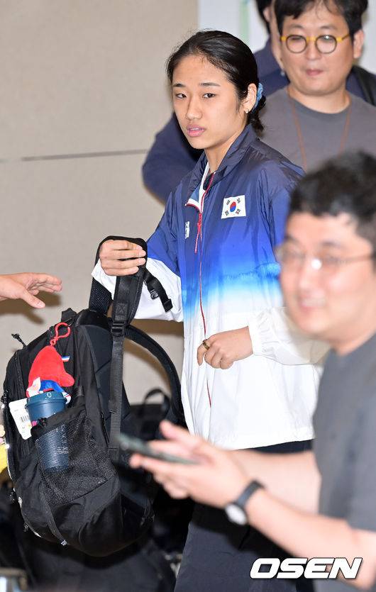 [OSEN=인천공항, 민경훈 기자] 2024 파리 올림픽 배드민턴 대표팀이 7일 오후 인천국제공항을 통해 귀국했다.세계랭킹 1위 안세영은 지난 5일(한국시간) 프랑스 파리 포르트 드 라 샤펠 경기장에서 열린 2024 파리 올림픽 배드민턴 여자 단식 결승전에서 세계랭킹 9위 허빙자오(중국)를 2-0(21-13, 21-16)으로 꺾고 우승을 차지하며 금메달을 목에 걸었다.&nbsp;또한 김원호와 정나은은 배드민턴 혼합복식에서 은메달을 획득했다.한편, 안세영은 경기 후 대한배드민턴협회의 선수 부상관리, 선수 육성 및 훈련방식, 협회의 의사결정 체계, 대회출전 등에 대한 문제점을 지적하는 폭탄 발언으로 눈길을 끌었다.&nbsp;안세영이 입국장을 통과한 후 인터뷰를 준비하고 있다. 2024.08.07 /rumi@osen.co.kr