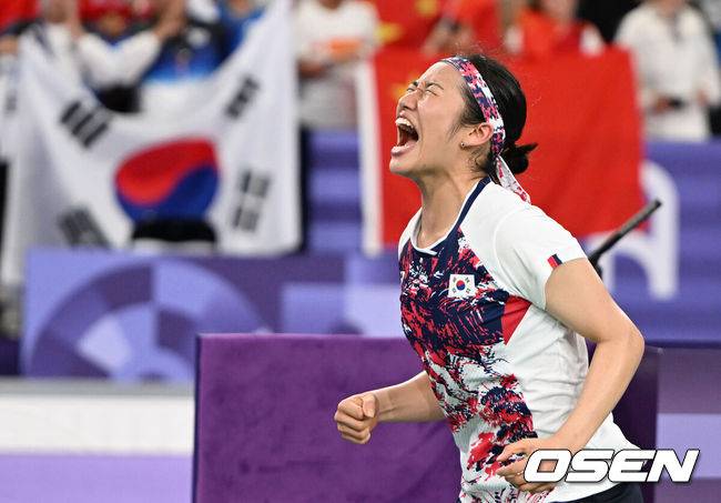[OSEN=파리(프랑스), 최규한 기자] 5일(한국시간) '셔틀콕 여제' 안세영(22, 삼성생명)이 꿈에 그리던 올림픽 금메달을 목에 걸었다.세계 랭킹 1위 안세영은&nbsp;5일 오후(이하 한국시간) 프랑스 파리 포르트 드 라샤펠 경기장에서 열린 2024 파리올림픽 배드민턴 여자 단식 결승전에서 랭킹 9위 허빙자오(중국)를 2-0으로 꺾고 금메달을 획득 했다. &nbsp;한국 안세영이 금메달을 확정지은 뒤 포효하고 있다. 2024.08.05 / dreamer@osen.co.kr