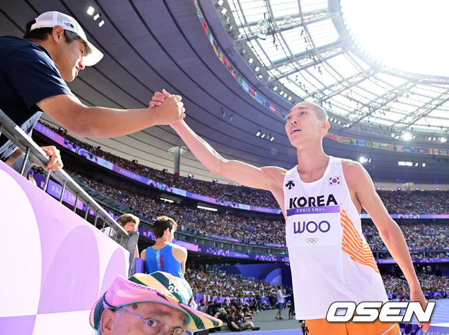 [OSEN=파리(프랑스), 최규한 기자] 7일(한국시간) 프랑스 파리 스타드 드 프랑스에서 ‘2024 파리올림픽’ 육상 남자 높이뛰기 예선이 열렸다.한국 우상혁이 출전하는 이날 경기 예선에는 총 31명이 출전한다. 상위 12명 안에 들어야 결선에 진출한다.우상혁이 김도균 코치와 하이파이브를 나누고 있다. 2024.08.07 / dreamer@osen.co.kr