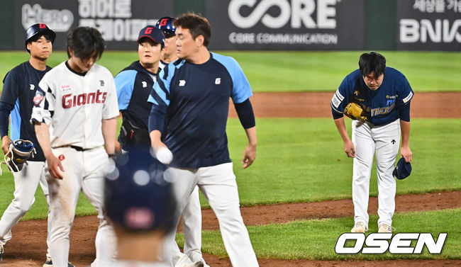 [OSEN=부산, 이석우 기자] 7일 부산 사직야구장에서 2024 신한 SOL 뱅크 KBO 리그 롯데 자이언츠와 NC 다이노스의 경기가 열렸다. 홈팀 롯데는 김진욱이 선발 출전하고 NC는 이재학이 선발 출전했다.NC 다이노스 손주환이 8회말 2사 헤드샷을 맞은 롯데 자이언츠 신윤후에게 인사를 하고 있다. 2024.08.07 / foto0307@osen.co.kr