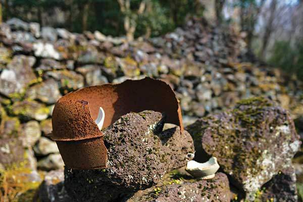 수악주둔소의 깨진 솥단지와 그릇. 아픈 역사만큼이나 여운이 짙다.