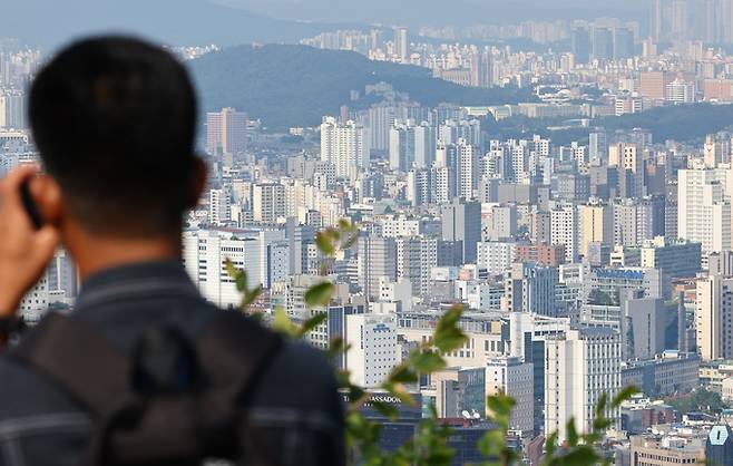 지난 6일 서울 남산에서 바라본 아파트 밀집 지역의 모습. 뉴시스