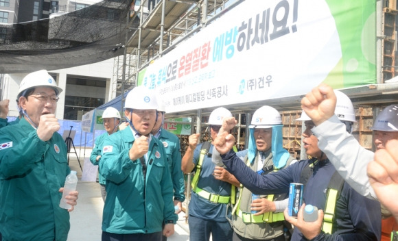 건설현장 찾아 근로자들과 안전 구호 외치는 김관영 전북특별자치도지사 - 김관영(왼쪽 두 번째) 전북특별자치도지사와 우범기(왼쪽) 전주시장이 6일 전북 전주시 덕진구 송천동에 위치한 신축 메디컬 빌딩 공사현장을 방문해 ‘폭염·중대재해 예방 건설사업장 현장행정’에 나서 근로자들과 함께 구호를 외치고 있다. 뉴시스