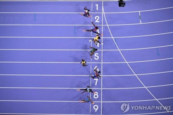 보라색 트랙 위를 질주한 욱상 100m 선수들 연합뉴스