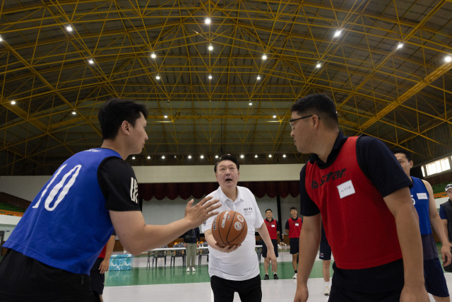 여름휴가를 맞아 경남 진해 해군기지에서 머물고 있는 윤석열 대통령이 7일 오후 진해기지사령부체육관에서 농구 시합 중인 장병들에게 점프볼을 던져주고 있다. 사진제공=대통령실