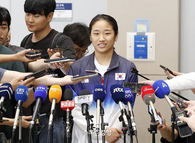 파리 올림픽 배드민턴 여자 단식 금메달리스트 안세영이 7일 인천공항 입국장에서 취재진 질문에 답하고 있다. 영종도 | 문재원 기자