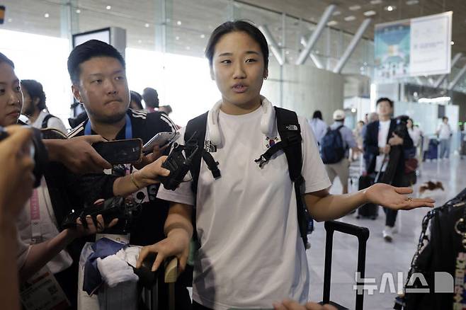 2024 파리 올림픽 배드민턴 단식에서 금메달을 따고 선수 지원 문제를 비판한 안세영이 6일(현지시간) 프랑스 파리 샤를 드골 공항에서 출국에 앞서 취재진 질문에 답변하고 있다. /사진=뉴시스