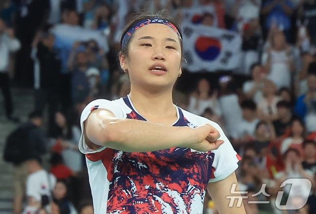 대한민국 배드민턴 대표팀 안세영이 5일 오후(한국시간) 프랑스 파리 라 샤펠 아레나에서 열린 2024 파리올림픽 배드민턴 여자 단식 결승에서 승리한 뒤 세리머니를 하고 있다. /사진=뉴스1