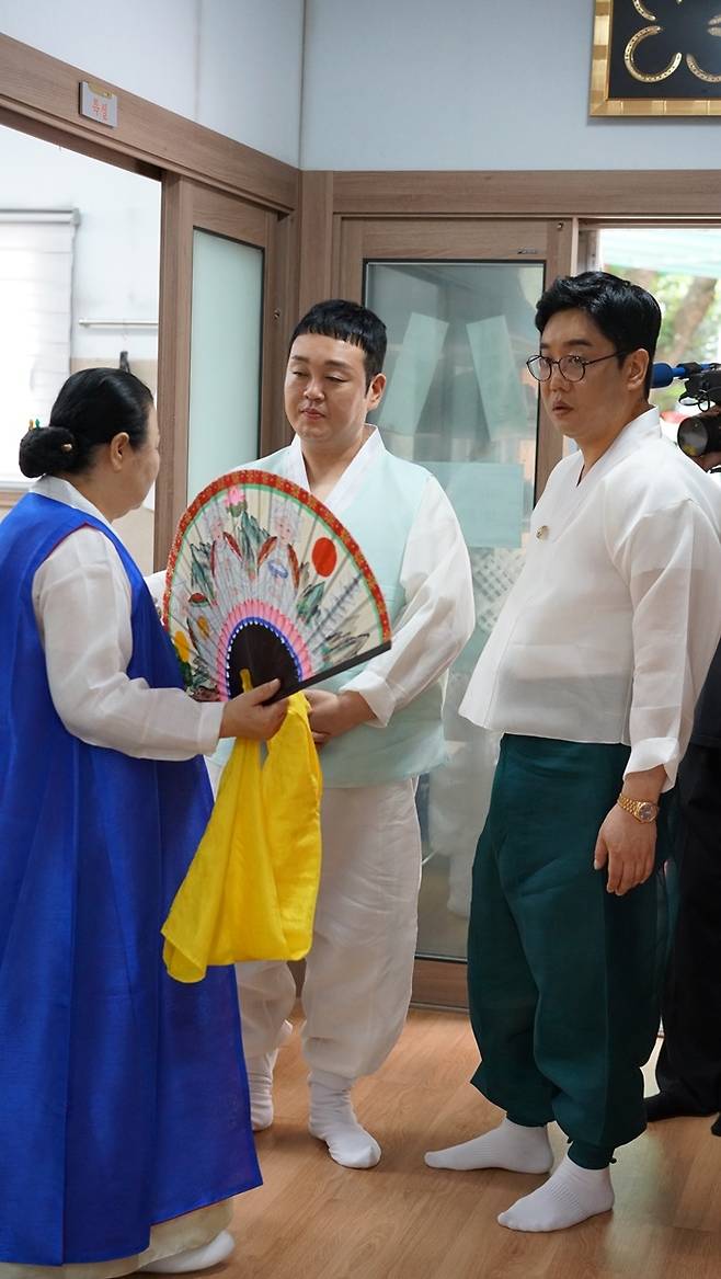 내림굿을 하던 날, 작두를 타고 부채와 방울을 흔들던 그의 모습에 모두 수긍할 수밖에 없었다고 한다. 사진ㅣ이건주 제공