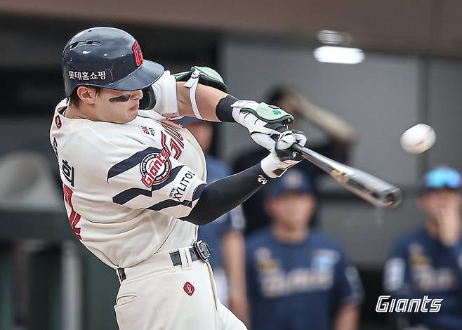 롯데 외야수 윤동희는 7일 사직구장에서 열린 '2024 신한 SOL Bank KBO 리그' NC와 주중 3연전 두 번째 경기에서 7번타자 우익수로 선발 출전했다. 1회말 결승 3점 홈런으로 팀 승리에 보탬이 됐다. 롯데 자이언츠