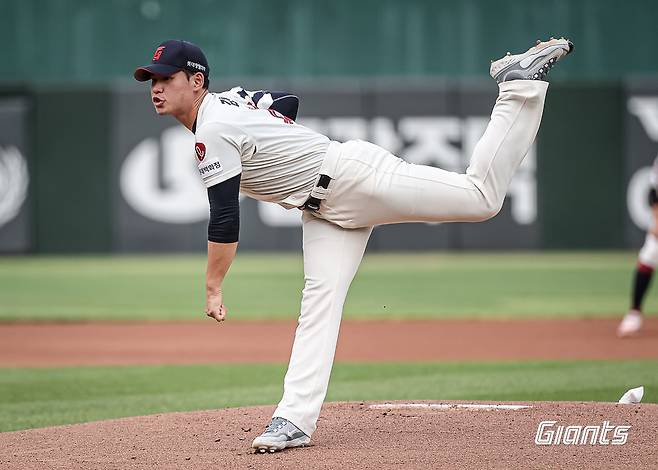 롯데 투수 김진욱은 7일 사직구장에서 열린 '2024 신한 SOL Bank KBO 리그' NC와 주중 3연전 두 번째 경기에서 선발 등판했다. 우천 악재 속 2⅓이닝 4실점으로 흔들리며 일찌감치 마운드를 내려갔다. 롯데 자이언츠