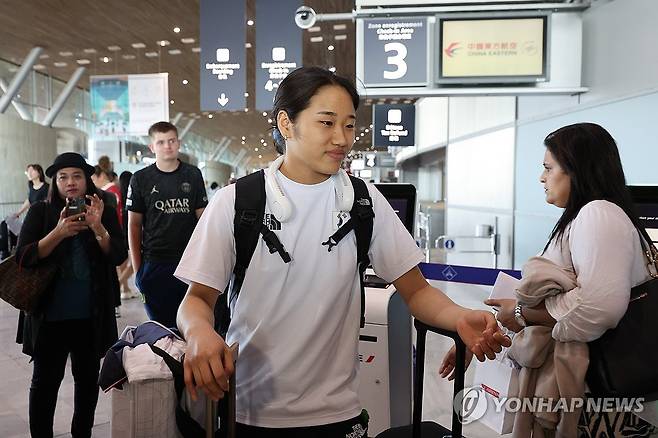 귀국길 오른 안세영 (파리=연합뉴스) 임화영 기자 = 2024 파리올림픽 배드민턴 여자 단식에서 금메달을 차지한 안세영이 6일(현지시간) 프랑스 샤를 드골 공항을 통해 출국하고 있다. 2024.8.7 hwayoung7@yna.co.kr