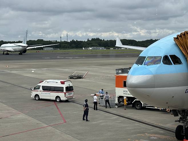 기장을 이송할 준비를 하는 일본 나리타 공항 구급차 [독자 제공. 재판매 및 DB 금지]
