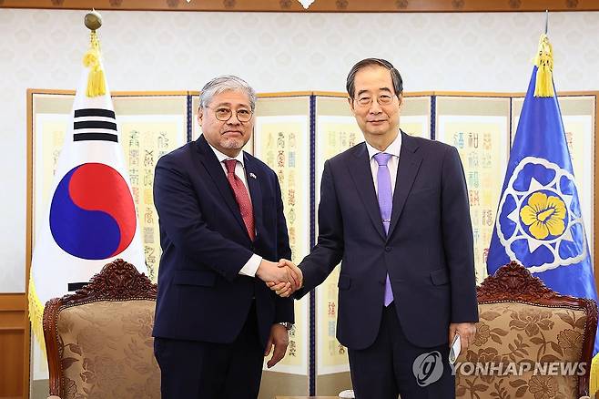 필리핀 외교장관 만난 한덕수 총리 (서울=연합뉴스) 한덕수 국무총리가 7일 서울 종로구 정부서울청사에서 엔리케 마날로 필리핀 외교장관과 만나 기념 촬영하고 있다. 2024.8.7 [총리실 제공. 재판매 및 DB 금지] photo@yna.co.kr