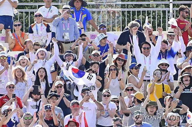 남자양궁 단체전 관람하는 정의선 회장 (서울=연합뉴스) 정의선 현대차그룹 회장이 대한민국 여자 양궁 국가대표 임시현, 남수현, 전훈영 선수 및 대한양궁협회 임직원들과 29일(현지시간) 프랑스 파리에서 열린 2024 파리 올림픽 남자양궁 단체전을 관람하며 응원하고 있다. 2024.7.30 [대한양궁협회 제공. 재판매 및 DB 금지] photo@yna.co.kr