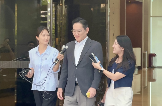 이재용 삼성전자 회장이 파리 올림픽 참관 등 유럽 출장을 마치고 7일 서울 강서구 서울김포비즈니스항공센터(SGBAC)를 통해 귀국했다./사진=백유진 기자 byj@