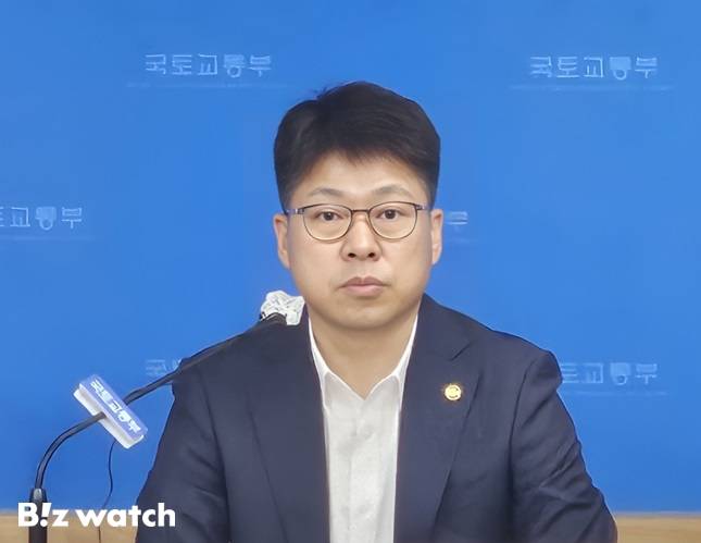 진현환 국토교통부 제1차관이 8일 정부세종청사 국토부 기자실에서 '국민 주거안정을 위한 주택공급 확대방안' 관련 백브리핑을 열고 기자들의 질문을 받고 있다./사진=채신화 기자