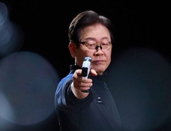 이재명 전 더불어민주당 대표가 전당대회를 앞두고 공개한 사격선수 콘셉트 사진.(사진=이재명 전 더불어민주당 대표 SNS)