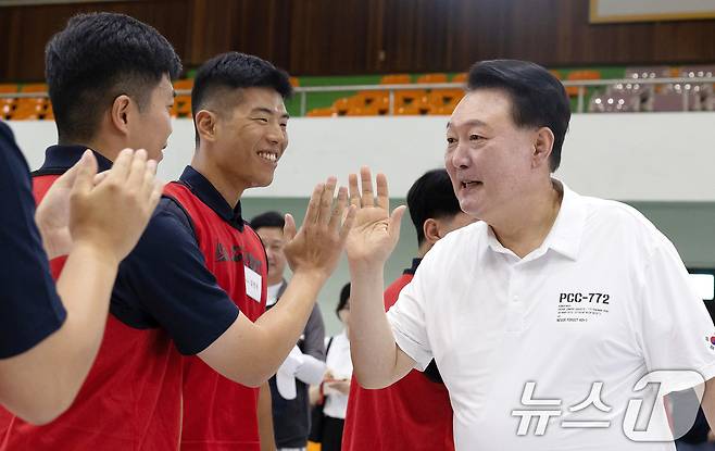 여름휴가 중인 윤석열 대통령이 7일 오후 경남 진해기지사령부 체육관을 찾아 장병들과 하이파이브를 하고 있다. 이날 윤 대통령은 해군 및 해병대 장병들과 농구, 족구 등 다양한 체육 활동을 하며 단합을 다졌다. (대통령실 제공) 2024.8.7/뉴스1 ⓒ News1 박지혜 기자