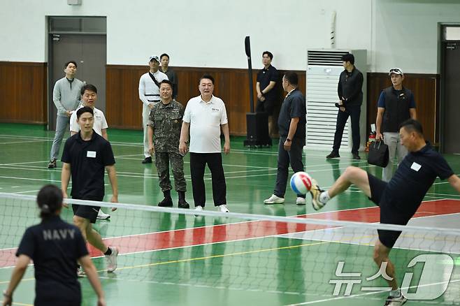 여름휴가 중인 윤석열 대통령이 7일 오후 경남 진해기지사령부 체육관을 찾아 족구하는 장병들을 바라보고 있다. 이날 윤 대통령은 해군 및 해병대 장병들과 농구, 족구 등 다양한 체육 활동을 하며 단합을 다졌다. (대통령실 제공) 2024.8.7/뉴스1 ⓒ News1 박지혜 기자