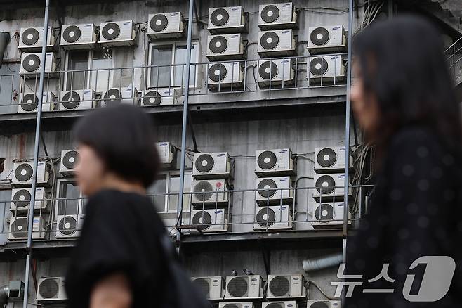 한 건물 외벽에 설치된 에어컨 실외기가 빠르게 돌아가고 있다. 뉴스1 ⓒ News1 신웅수 기자