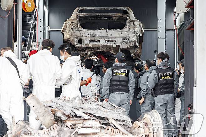 국립과학수사연구원과 인천경찰청 과학수사대 조사관들이 8일 오전 인천 서구의 한 정비소에서 지난 1일 청라 아파트 지하주차장에서 화재로 전소된 전기차에 대한 2차 합동감식을 실시하고 있다. 이날 합동감식이 진행된 정비소에는 벤츠 측 관계자들도 찾아와 감식을 참관했다. 2024.8.8/뉴스1 ⓒ News1 민경석 기자