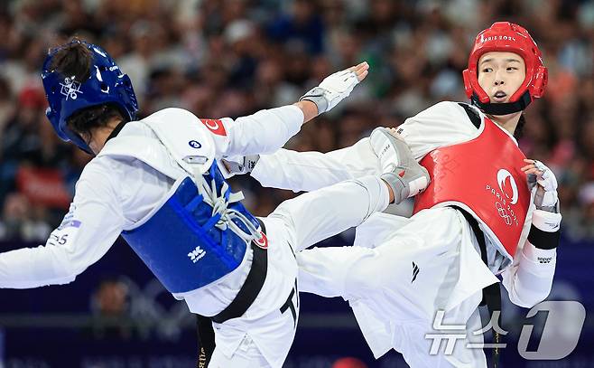 대한민국 태권도 국가대표팀 김유진 선수가 8일 오후(한국시간) 프랑스 파리 그랑 팔레에서 진행된 2024 파리올림픽 태권도 여자 57kg급 16강 경기에서 튀르키예의 하티제 퀴브라 일귄 선수와 자웅을 겨루고 있다. 2024.8.8/뉴스1 ⓒ News1 박정호 기자