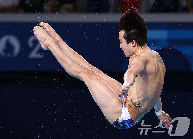 대한민국 다이빙 국가대표팀 우하람 선수가 8일 오후(한국시간) 프랑스 파리 아쿠아틱 센터에서 진행된 2024 파리올림픽 다이빙 남자 3m 스프링보드 결승 경기를 펼치고 있다. 2024.8.8/뉴스1 ⓒ News1 박정호 기자