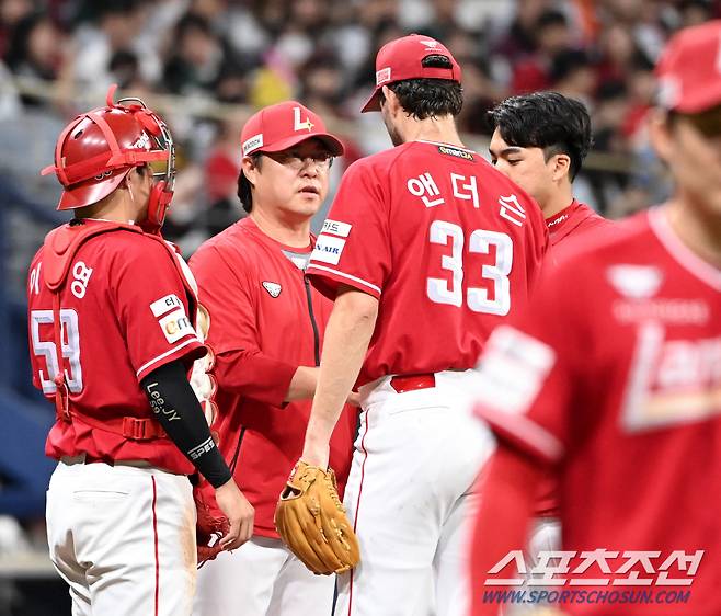 7일 고척스카이돔에서 열린 SSG와 키움의 경기, 6회말 SSG 송신영 코치가 앤더슨을 교체하고 있다. 고척=허상욱 기자 wook@sportschosun.com/2024.08.07/