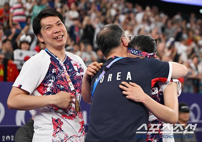 안세영이 5일(한국시각) 프랑스 파리 포르트드라샤펠 경기장에서 열린 파리올림픽 배드민턴 여자 단식 결승전에서 중국 허빙자오와 맞붙어 승리해 금메달을 땄다. 안세영이 김학균 감독, 로니 코치와 얼싸안으며 기뻐하고 있다. 파리(프랑스)=정재근 기자 cjg@sportschosun.com/2024.8.5/