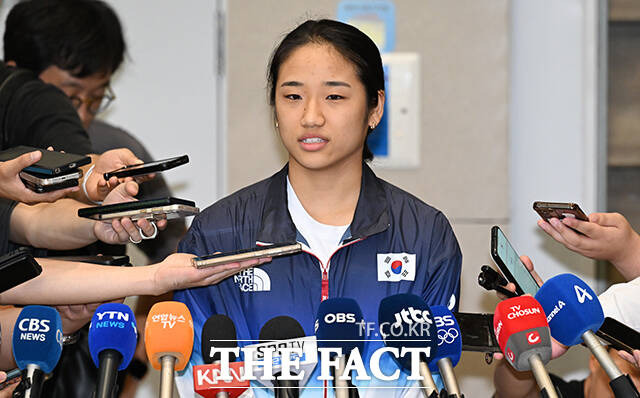 '2024 파리 올림픽' 대회를 마친 대한민국 배드민턴 금메달리스트 안세영 선수가 7일 오후 인천국제공항을 통해 귀국해 입장을 밝히고 있다. /인천국제공항=박헌우 기자