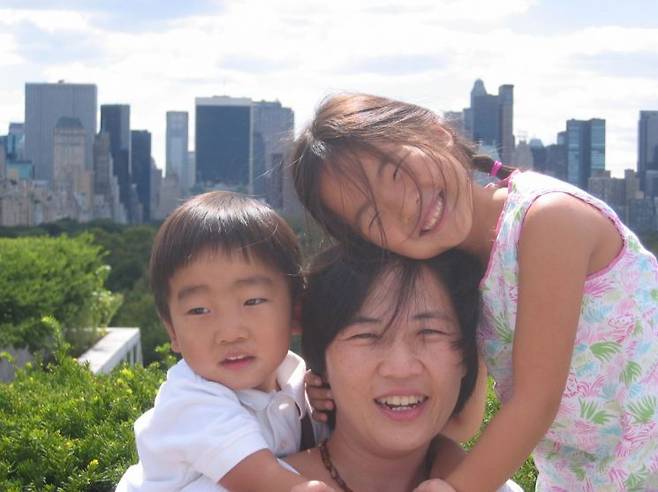 안우경 예일대 심리학과 석좌교수가 2006년 가족들과 함께 여름 뉴욕 맨해튼 메트로폴리탄 미술관에 놀러 갔을 당시 건물 옥상 정원에서 남편이 찍어준 사진이다. 사진 속 딸은 7살, 아들은 4살이었다. 안 교수는 "아이 바이올린 연주를 들으러 가는 것이 뉴욕 카네기 홀 음악회에 가는 것보다 재밌었고, 로봇 만드는 팀 친구들을 집으로 초대해 매운 닭 요리를 해주고 나사와 톱밥으로 덮인 응접실을 청소하는 일이 미쉐린 식당에 가는 것보다 좋았다"고 말했다. (사진제공=안우경 교수)